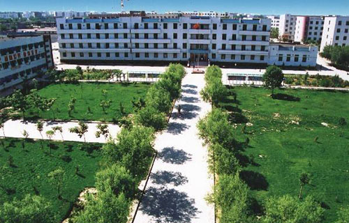 温江区万春镇中学校